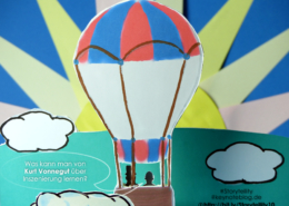 Heißlufballon im Gegenlicht sieht man die Siluetten von Phileas Fogg und Jean Passpartous